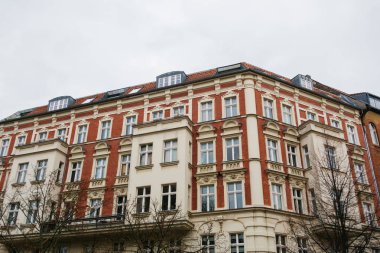 Beyaz detaylı sıva ile kırmızı tuğla bina