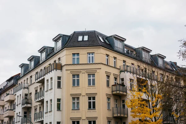 Edificio Amarillo Esquina Alemania — Foto de Stock