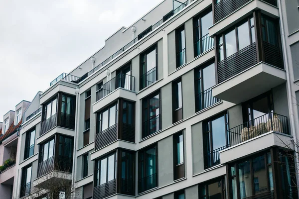 Soğuk renklerde güzel, modern apartman.