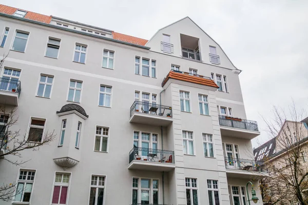 Edifício Típico Berlim Friedrichshain Com Fachada Cinza — Fotografia de Stock