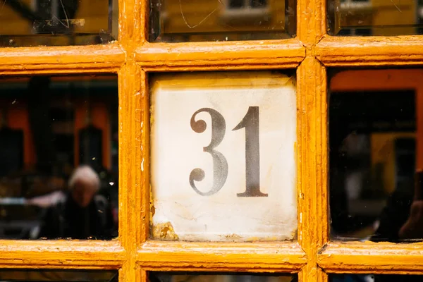Дверной Знак Номер Обрамлённый Деревянными Линиями — стоковое фото