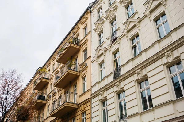 Vista Ángulo Bajo Las Fachadas Del Edificio Viviendas Con Balcones — Foto de Stock