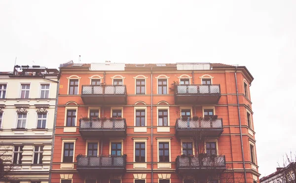 Vista Frontal Del Edificio Viviendas Rojas Con Balcones — Foto de Stock