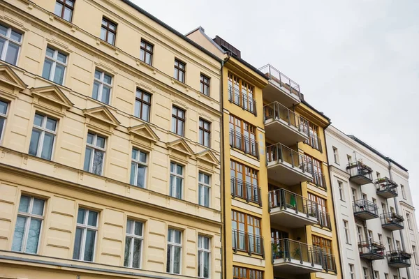 Casas Apartamentos Amarillas Blancas Alemania — Foto de Stock
