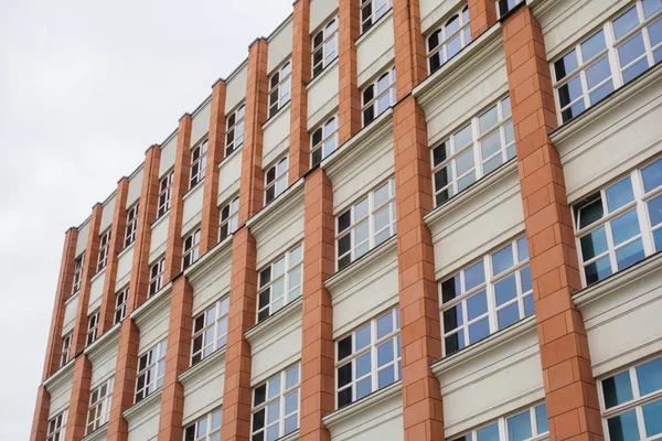 Edificio Apartamentos Con Fachada Naranja Blanca — Foto de Stock