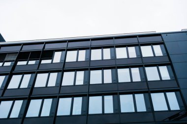 Siyah ofis binası düşük açılı görüşten