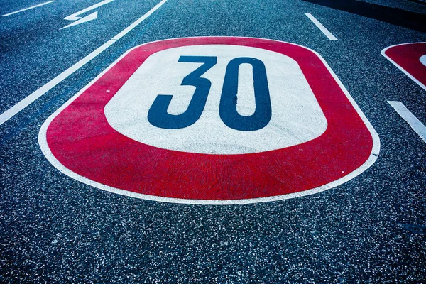 Yoldaki 30 numaralı trafik sınırı işareti yüksek karşıtlıklarda