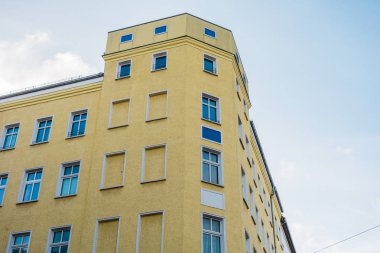 Berlin 'deki sarı apartman