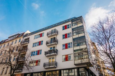 typical white apartment building in berlin with red details