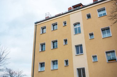 bulutlu bir günde turuncu apartman