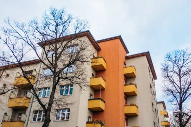 Kare balkonlu eski kahverengi ve turuncu GDR binası