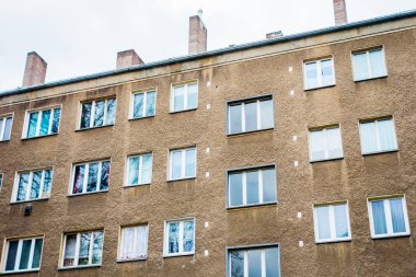 kahverengi eski GDR apartmanı