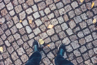 siyah ayakkabılar ve taş zemin