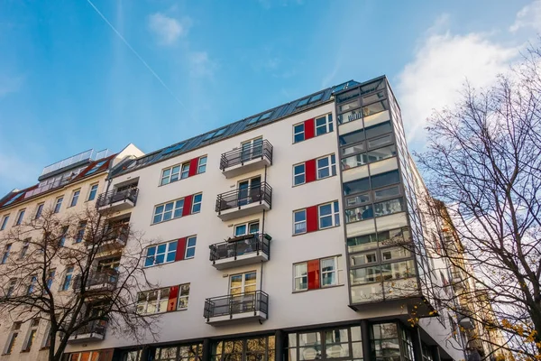 Τυπικό Κτίριο Λευκό Διαμέρισμα Στο Βερολίνο Κόκκινες Λεπτομέρειες — Φωτογραφία Αρχείου