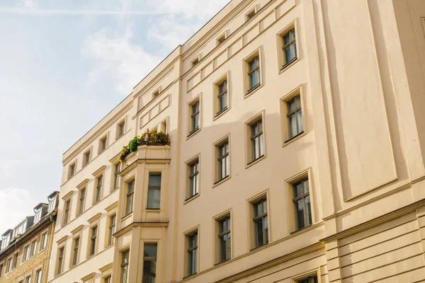 Grande Edifício Com Fachada Branca Limpa — Fotografia de Stock