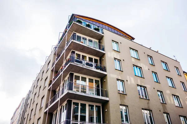 Old Brown Apartment Building Corner Balcony — Stok fotoğraf