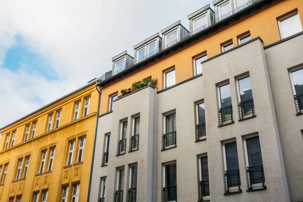 Apartamentos Con Fachada Naranja Blanca Desde Vista Exterior — Foto de Stock