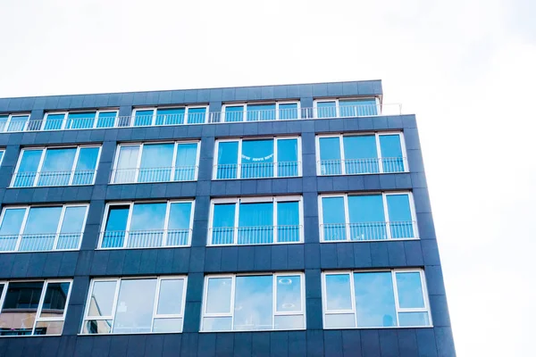 Oscuro Edificio Oficinas Azul Con Ventanas Cuadradas — Foto de Stock