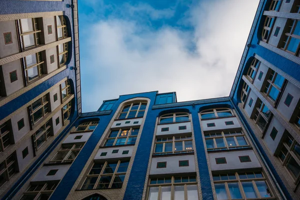 Πολύχρωμο Μπλε Και Άσπρο Πίσω Αυλή Του Ακριβά Σπίτια Διαμέρισμα — Φωτογραφία Αρχείου