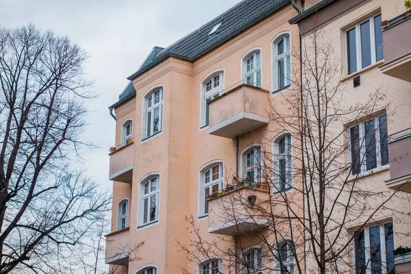 bulutlu bir günde turuncu evler