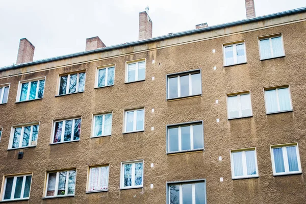 Marrom Velho Gdr Apartamento Edifício — Fotografia de Stock