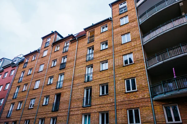 Edificio Apartamentos Ladrillo Con Balcón Curvado — Foto de Stock