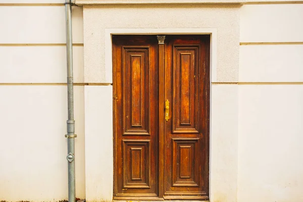Коричневая Дверь Оранжевом Здании — стоковое фото