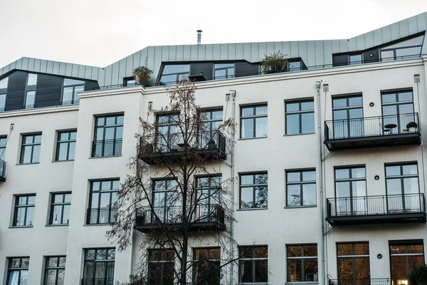 Çelik balkonlu beyaz, modern apartman.