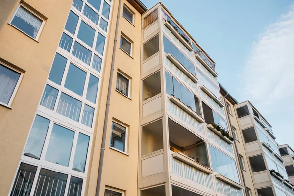 Edificio Apartamentos Amarillo Vista Ángulo Bajo Con Balcón Grande — Foto de Stock