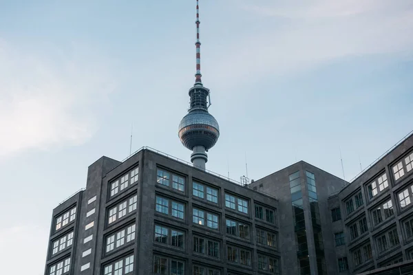 Torre Berlin Com Prédio Escritórios Frente — Fotografia de Stock