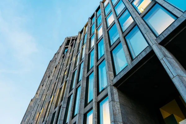 Vista Baixo Ângulo Edifício Mármore Moderno Com Janelas Pequenas Longas — Fotografia de Stock