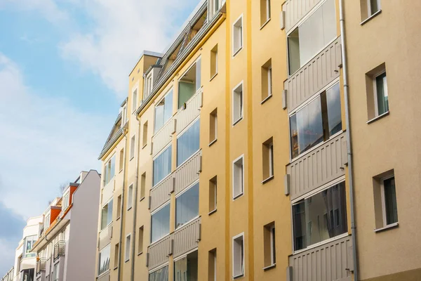 Geel Appartementencomplex Met Glazen Balkon Rechtenvrije Stockafbeeldingen
