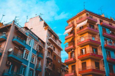 rose and orange colored houses in the center of thessaloniki
