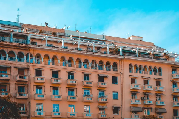 Orange big apartment complex with white rooftop balcony — Stock Photo, Image