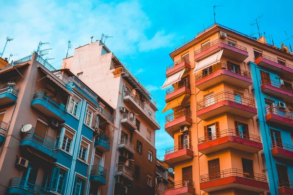 Rose and orange colored houses in the center of thessaloniki — Stok fotoğraf