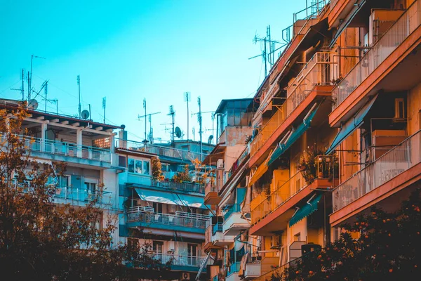 Beaux bâtiments méditerranéens avec une antenne de télévision sur les toits — Photo