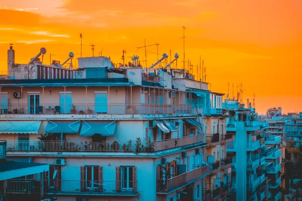 Toits de belles maisons dans l'après-midi soleil à la Grèce — Photo