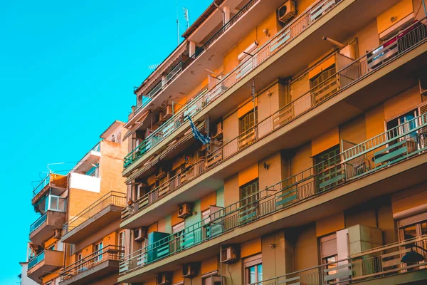 Güneşli bir günde tipik Akdeniz apartmanı — Stok fotoğraf