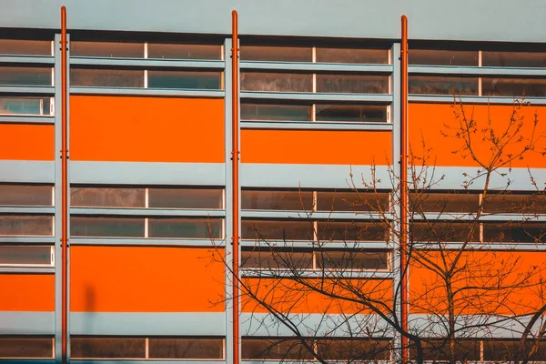 Pomarańczowa fasada biura lub szkoły — Zdjęcie stockowe