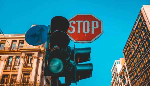 Señal de stop en un semáforo Fotos De Stock Sin Royalties Gratis