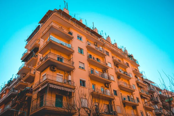 Niski kąt widzenia pomarańczowy budynek w samym sercu Salonik — Zdjęcie stockowe