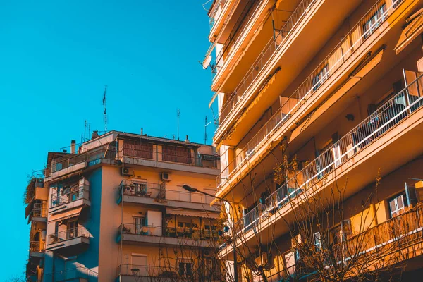 Bâtiments très contrastés dans la ville vue d'ensemble — Photo