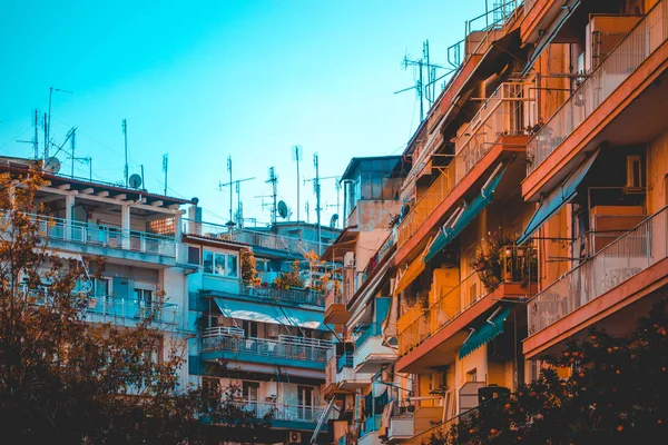 Piękne śródziemnomorskie budynki z anteną telewizyjną na dachach — Zdjęcie stockowe