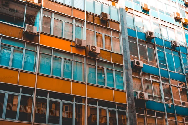 Помаранчевий і синій кольоровий промисловий фасад — стокове фото
