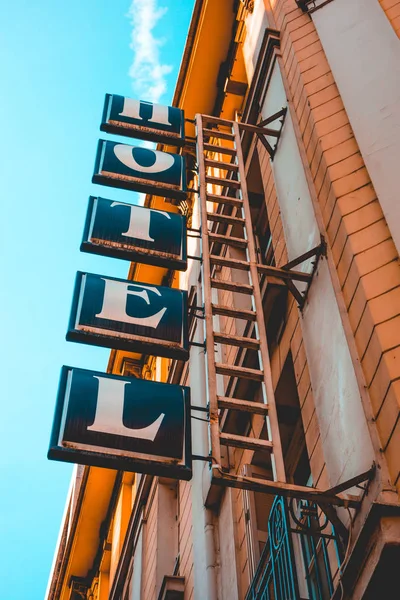 Lettres typiques de l'hôtel bleu sur le bâtiment orange — Photo