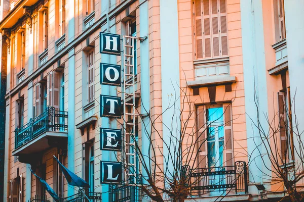Hotel znamení na rezidenční dům ve středomořském stylu — Stock fotografie
