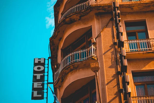 Hotel sign on old brown building — 스톡 사진