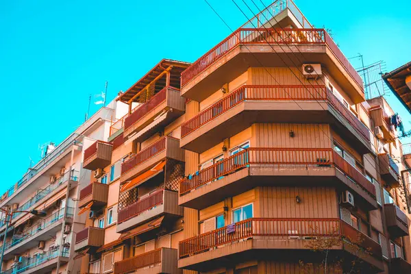 Certaines maisons d'appartements avec câble d'alimentation en l'air — Photo