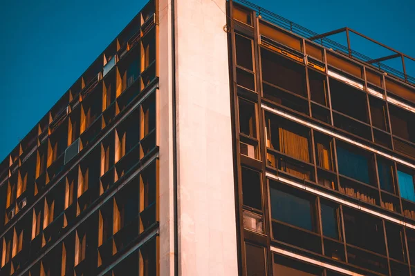 Immagine ad alto contrasto di edificio per uffici — Foto Stock
