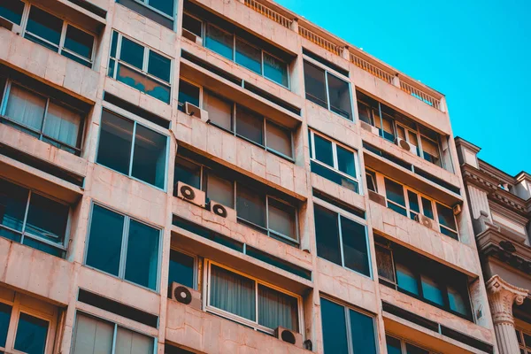 Typowy pomarańczowy kompleks apartamentów w Grecji — Zdjęcie stockowe